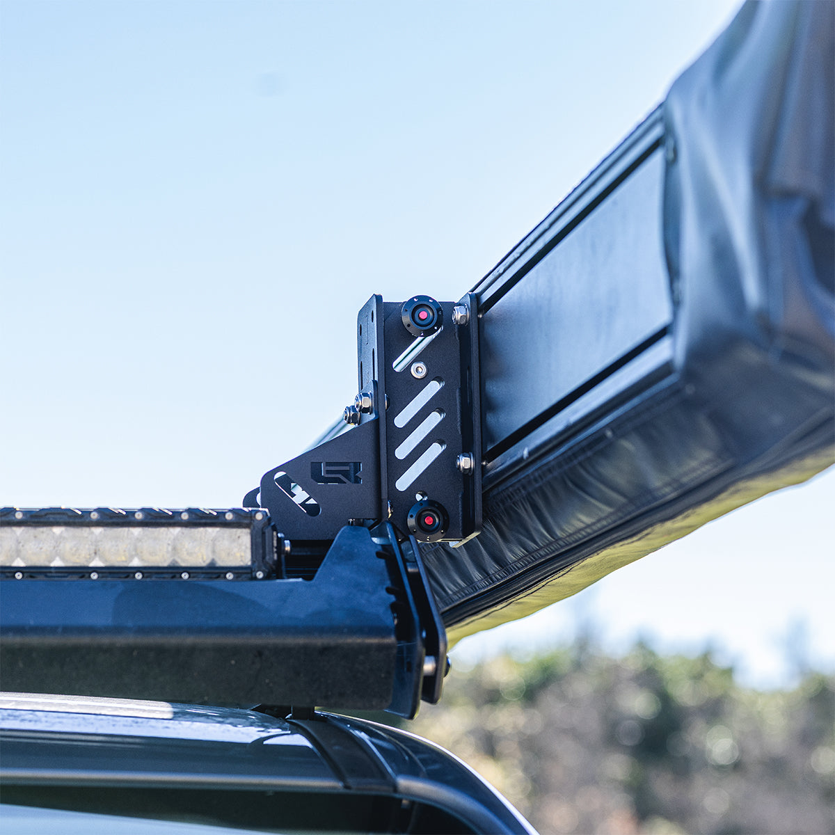 Quick-release brackets with L-brackets on a roof platform